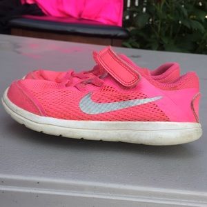 Girls 10 pink Nike’s Velcro